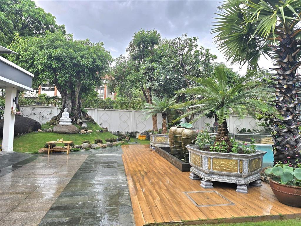 Biệt thự sân vườn có hồ bơi trung tâm thủ dầu một, 1375m2, có 6 phòng ngủ sân đậu 6 ôtô giá cựctốt
