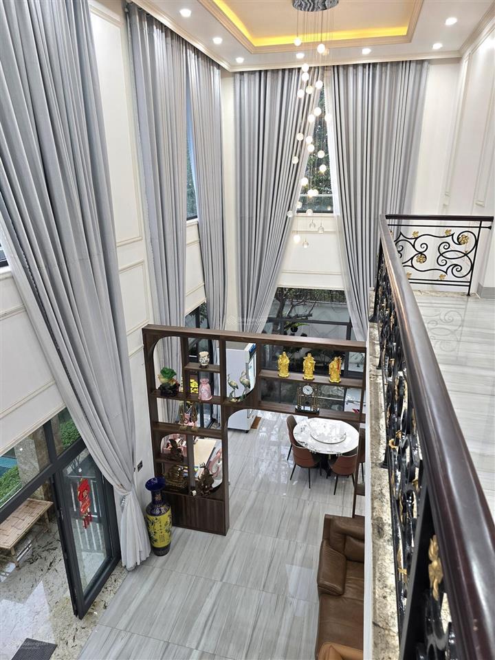 Biệt thự sân vườn có hồ bơi trung tâm thủ dầu một, 1375m2, có 6 phòng ngủ sân đậu 6 ôtô giá cựctốt