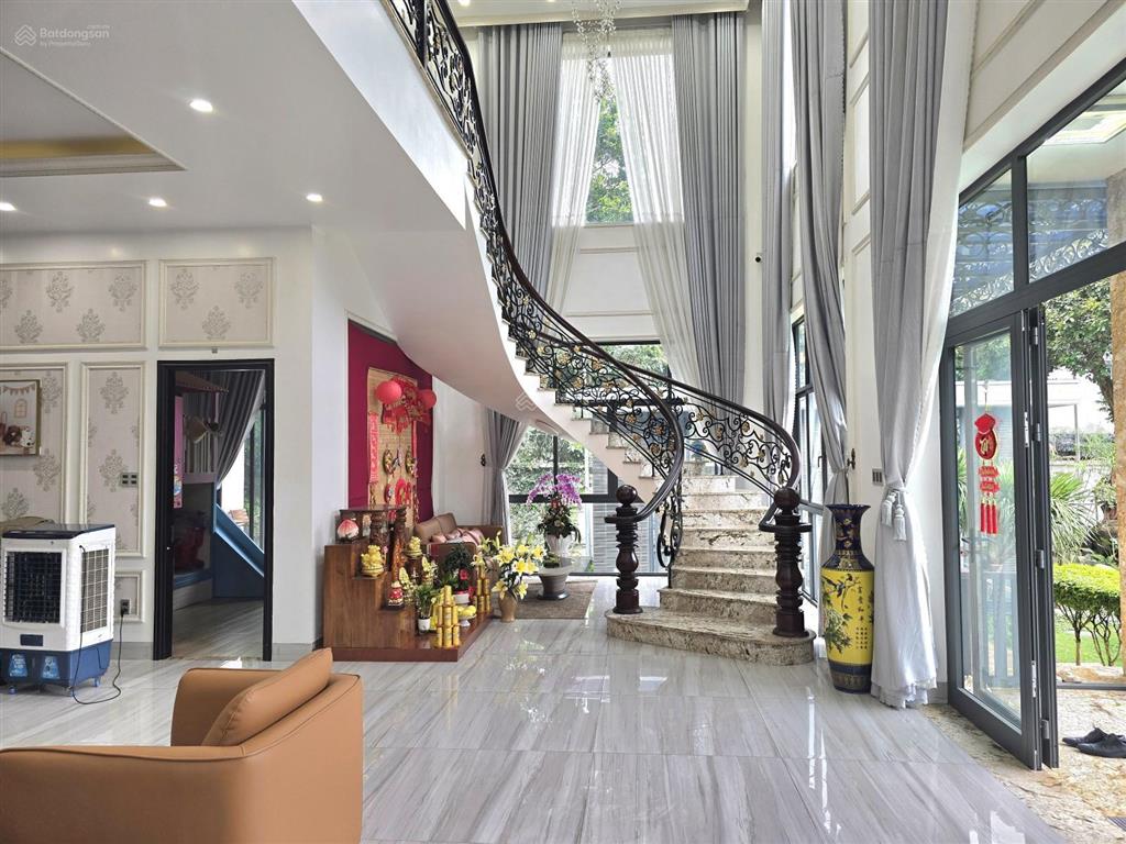 Biệt thự sân vườn có hồ bơi trung tâm thủ dầu một, 1375m2, có 6 phòng ngủ sân đậu 6 ôtô giá cựctốt