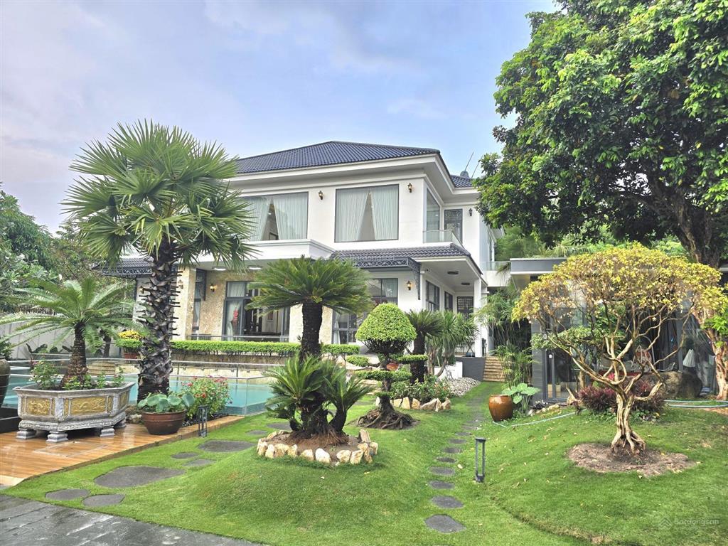 Biệt thự sân vườn có hồ bơi trung tâm thủ dầu một, 1375m2, có 6 phòng ngủ sân đậu 6 ôtô giá cựctốt