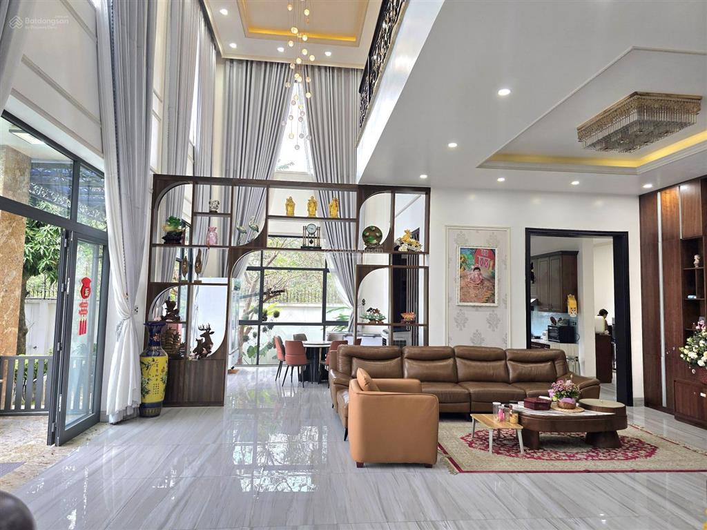 Biệt thự sân vườn có hồ bơi trung tâm thủ dầu một, 1375m2, có 6 phòng ngủ sân đậu 6 ôtô giá cựctốt