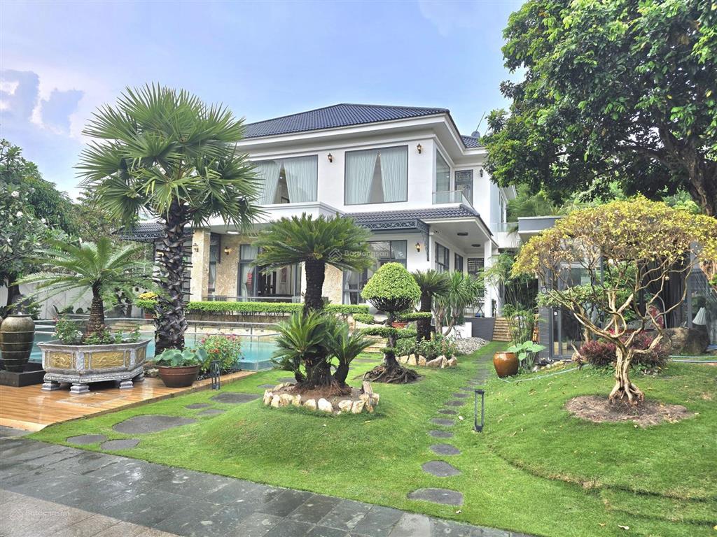 Biệt thự sân vườn có hồ bơi trung tâm thủ dầu một, 1375m2, có 6 phòng ngủ sân đậu 6 ôtô giá cựctốt
