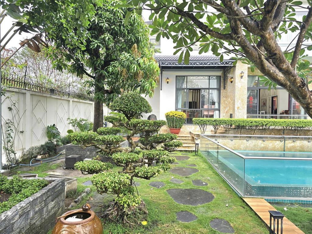 Biệt thự sân vườn có hồ bơi trung tâm thủ dầu một, 1375m2, có 6 phòng ngủ sân đậu 6 ôtô giá cựctốt