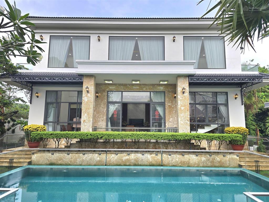 Biệt thự sân vườn có hồ bơi trung tâm thủ dầu một, 1375m2, có 6 phòng ngủ sân đậu 6 ôtô giá cựctốt