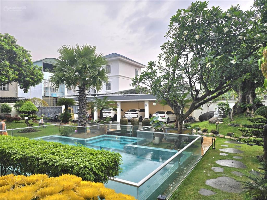 Biệt thự sân vườn có hồ bơi trung tâm thủ dầu một, 1375m2, có 6 phòng ngủ sân đậu 6 ôtô giá cựctốt