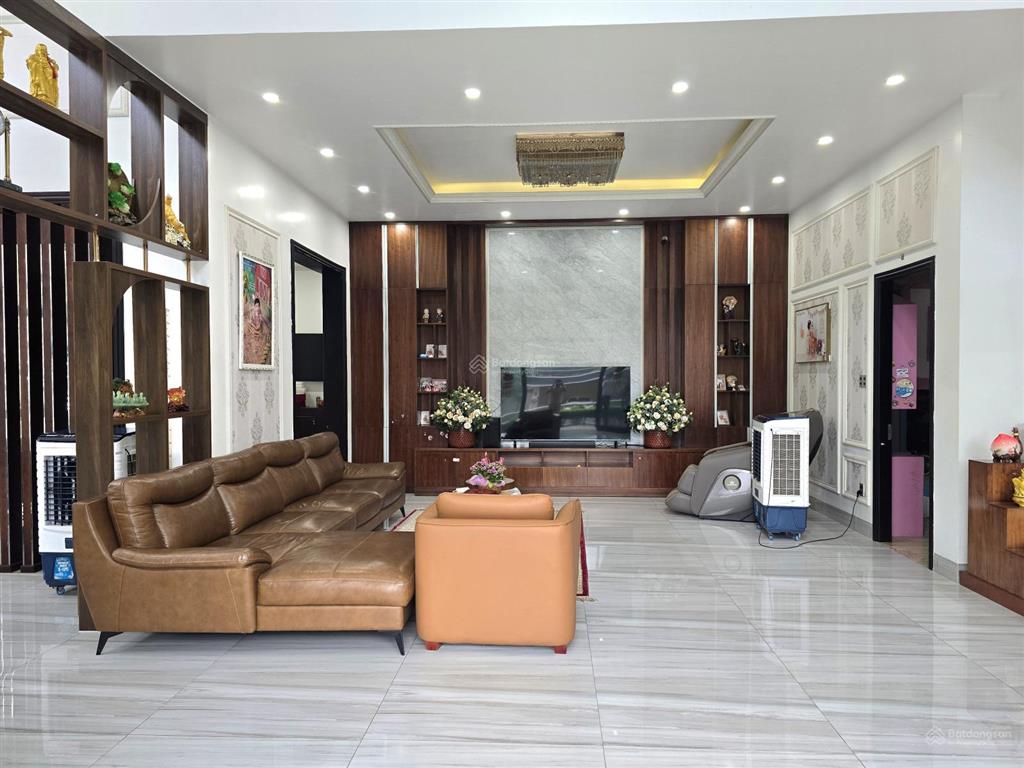 Biệt thự sân vườn có hồ bơi trung tâm thủ dầu một, 1375m2, có 6 phòng ngủ sân đậu 6 ôtô giá cựctốt