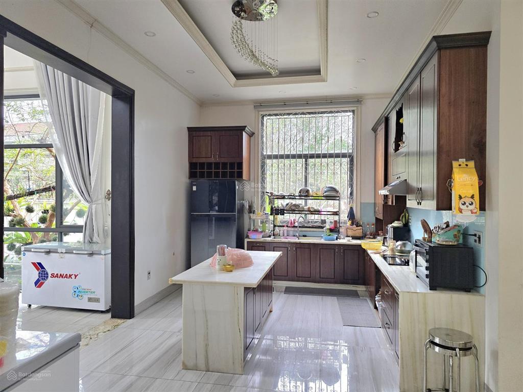 Biệt thự sân vườn có hồ bơi trung tâm thủ dầu một, 1375m2, có 6 phòng ngủ sân đậu 6 ôtô giá cựctốt