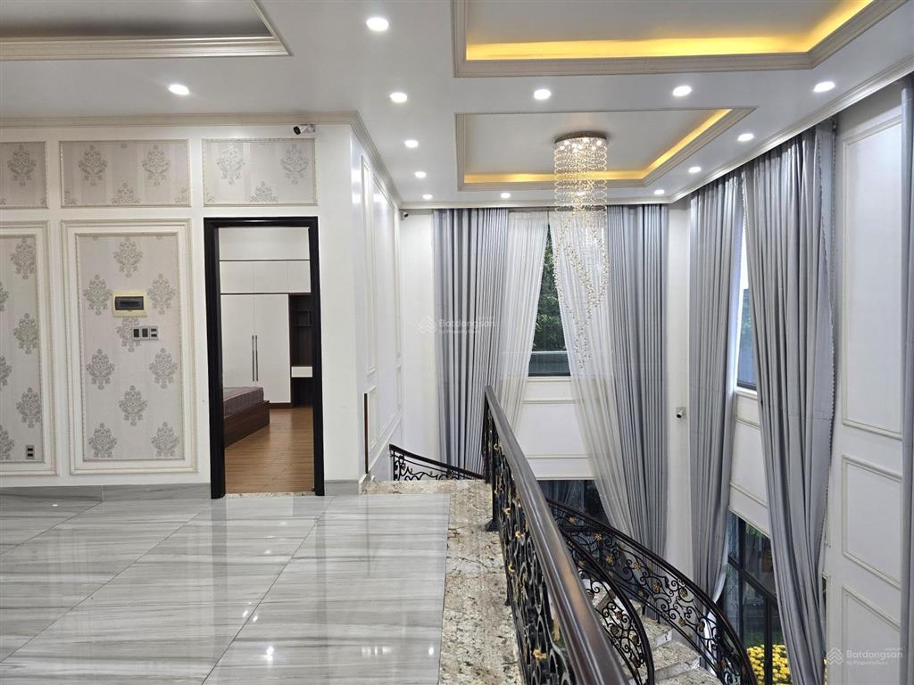 Biệt thự sân vườn có hồ bơi trung tâm thủ dầu một, 1375m2, có 6 phòng ngủ sân đậu 6 ôtô giá cựctốt