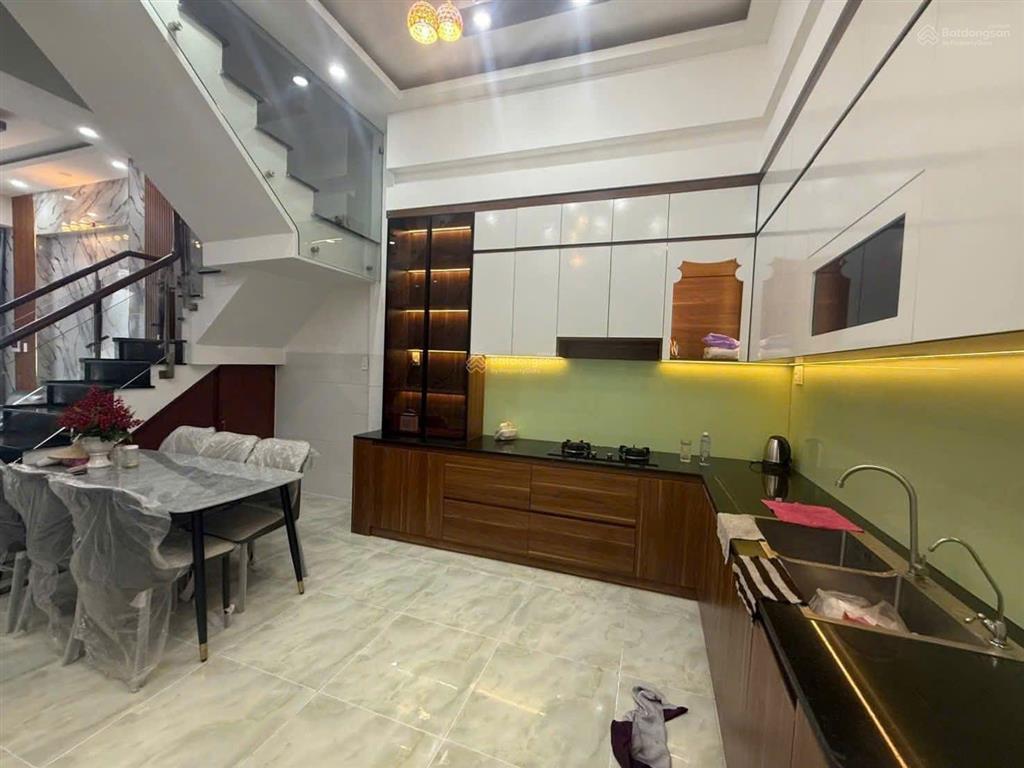 Bán gấp nhà 1 trệt 2 lầu dx07 phú mỹ cách huỳnh văn lũy vào chỉ 50m có 3 phòng ngủ sân ô tô giá tốt