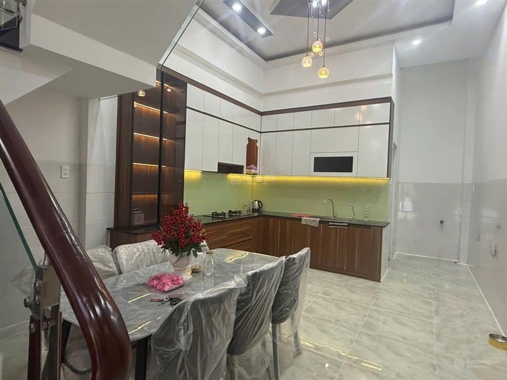 Bán gấp nhà 1 trệt 2 lầu dx07 phú mỹ cách huỳnh văn lũy vào chỉ 50m có 3 phòng ngủ sân ô tô giá tốt