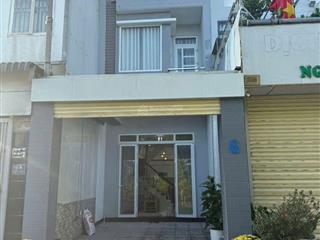 Bán gấp nhà 1 trệt 2 lầu dx07 phú mỹ cách huỳnh văn lũy vào chỉ 50m có 3 phòng ngủ sân ô tô giá tốt