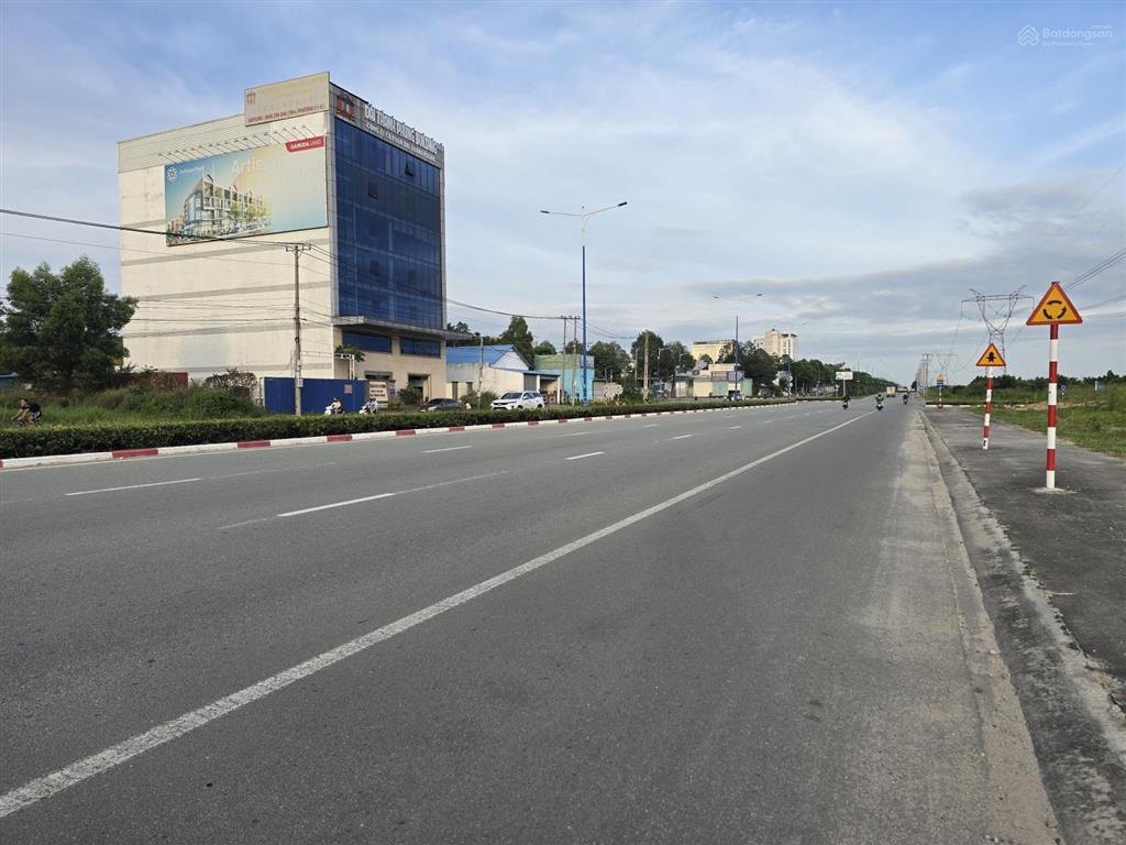 Hàng ngộp  mặt tiền võ văn kiệt (tạo lực 6) diện tích 12x26 tổng 300m2 giá chỉ 10,8 tỷ
