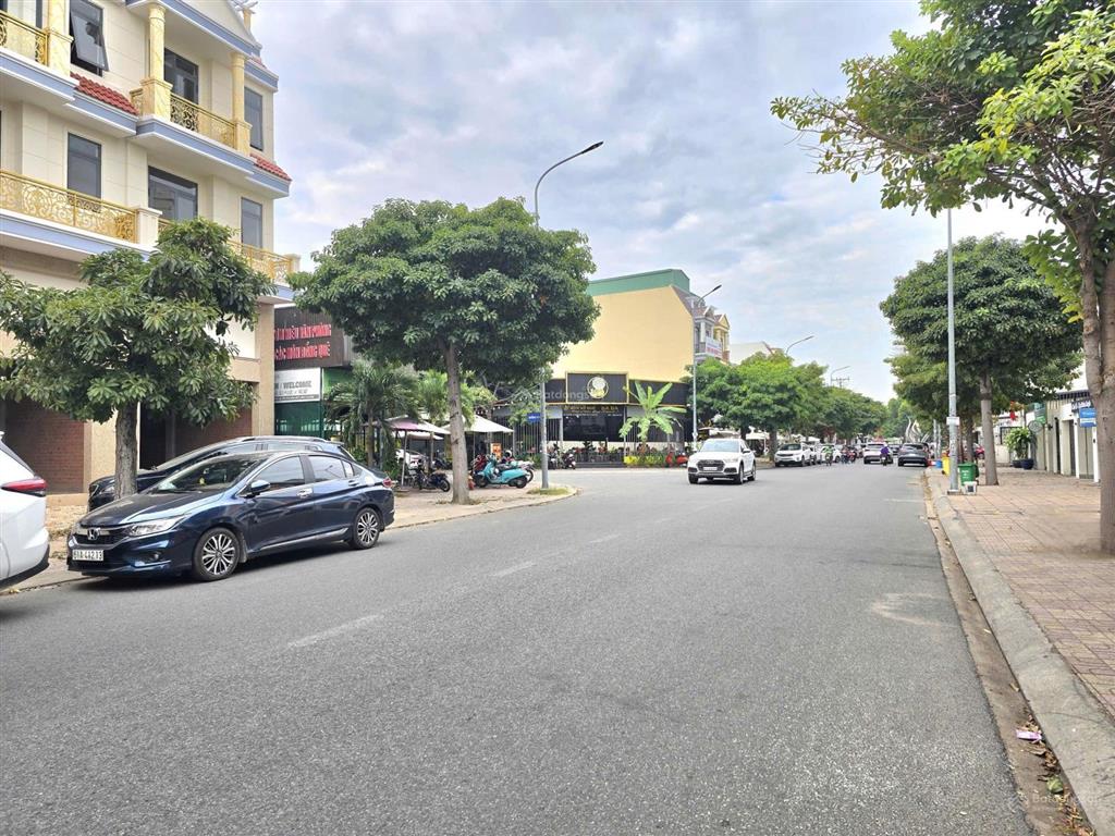 Bán nhà mặt tiền hoàng hoa thám kdc hiệp thành 3, 100m2 có 1 tầng hầm và 3 tầng nổi giá ngộp 7,5 tỷ