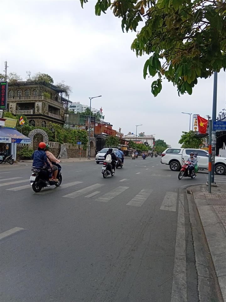 Cho thuê nhà mặt tiền tô hiệu, 260 triệu, 1600m2, 6pn, 6wc, có vận thăng, giá tốt, nhiều tiện ích