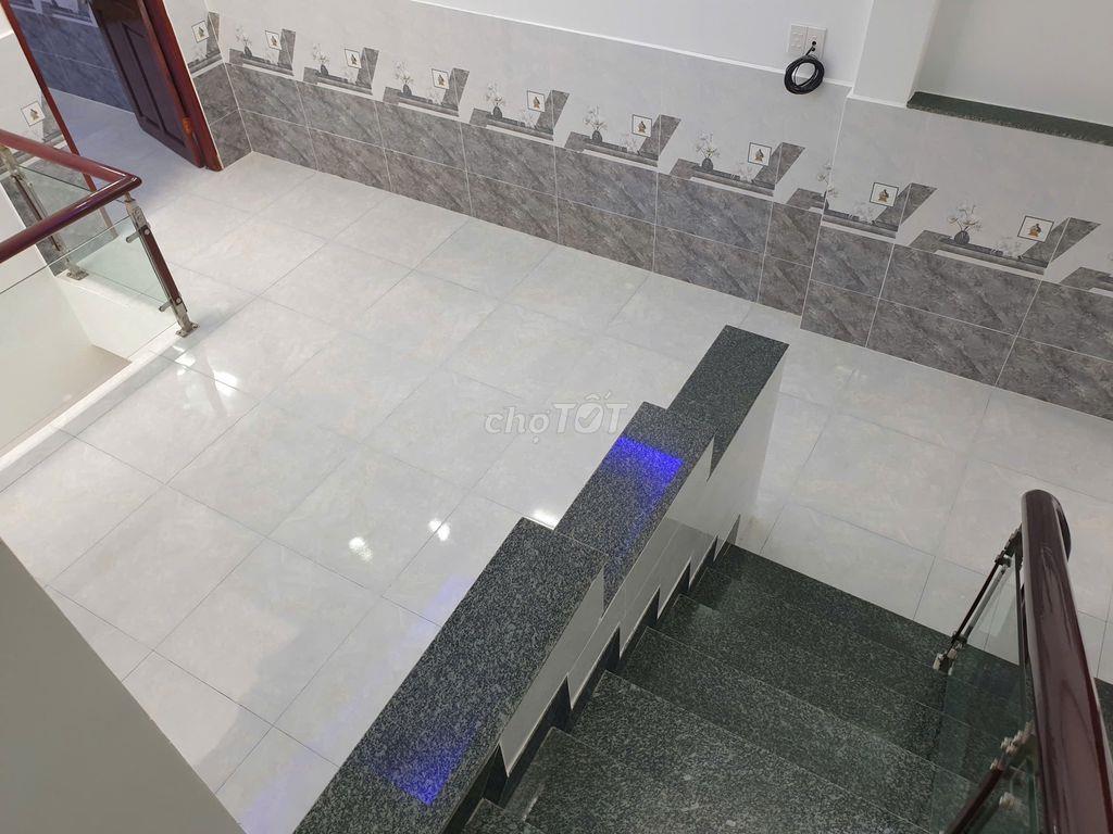 Nhà đẹp 5m*18m, 2 lầu (5pn) đường nhựa 8m, gần chợ Đại Hải - Hóc Môn