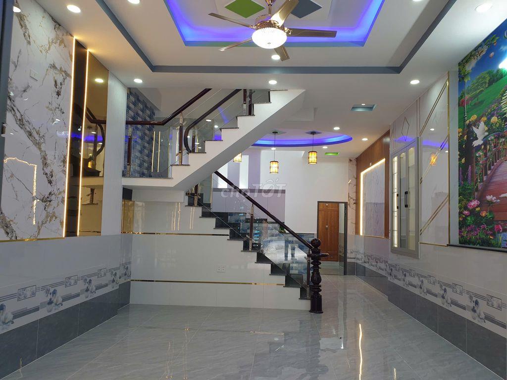 Nhà đẹp 5m*18m, 2 lầu (5pn) đường nhựa 8m, gần chợ Đại Hải - Hóc Môn