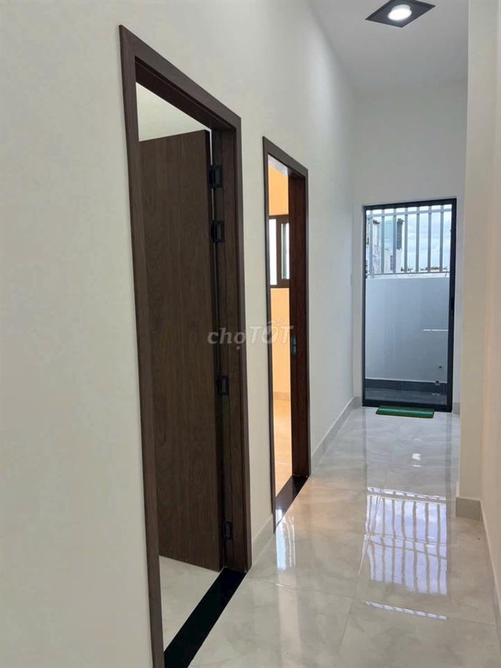 Nhà mặt tiền XTT27 DT 5x20, 01 lầu, sân xe hơi, gần chợ Xuân T Thượng 