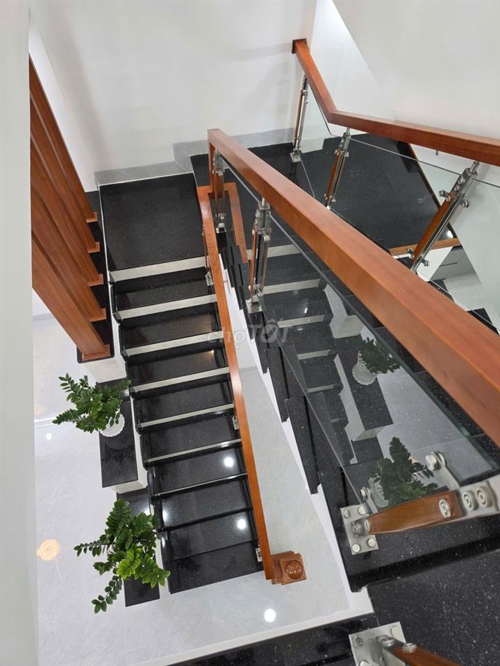 Nhà mặt tiền XTT27 DT 5x20, 01 lầu, sân xe hơi, gần chợ Xuân T Thượng 