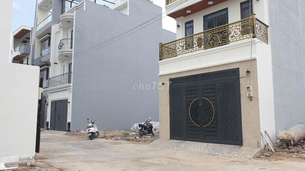 Nhà phố xinh 5x17, 3 lầu, gần trường THPT Bà Điểm, chợ đầu mối Hóc Môn