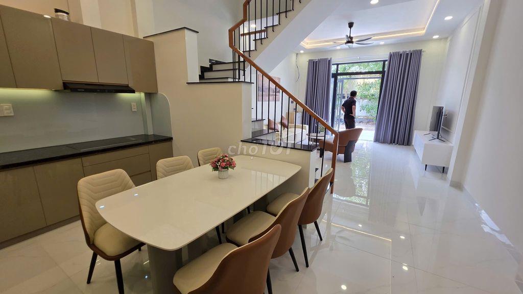 Nhà phố xinh 5x20 (4pn + sân xehoi) đường thông 6m gần Cv sinh thái HM