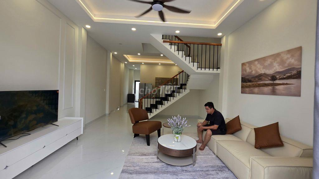 Nhà phố xinh 5x20 (4pn + sân xehoi) đường thông 6m gần Cv sinh thái HM