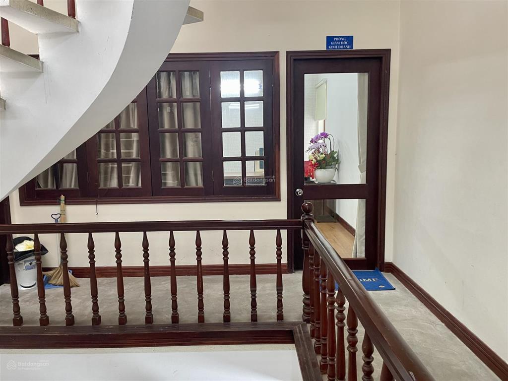 Cho thuê biệt thự đẹp, rộng rãi, ngay trung tâm của quận tân bình, phù hợp nhiều công năng sử dụng.