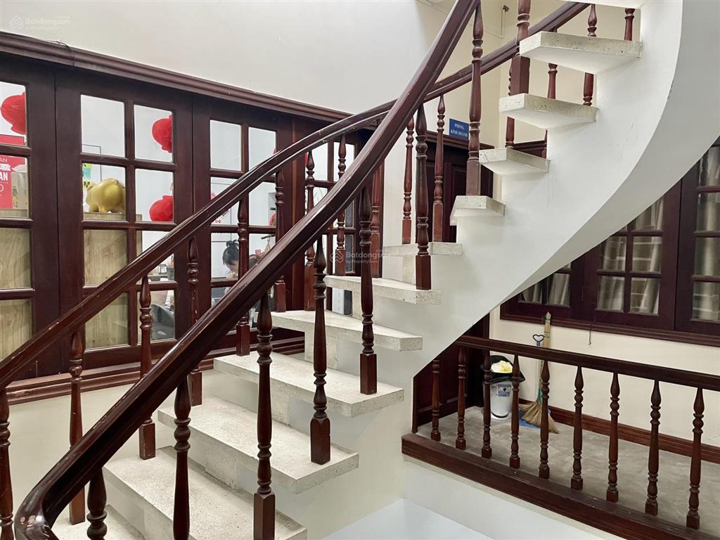 Cho thuê biệt thự đẹp, rộng rãi, ngay trung tâm của quận tân bình, phù hợp nhiều công năng sử dụng.