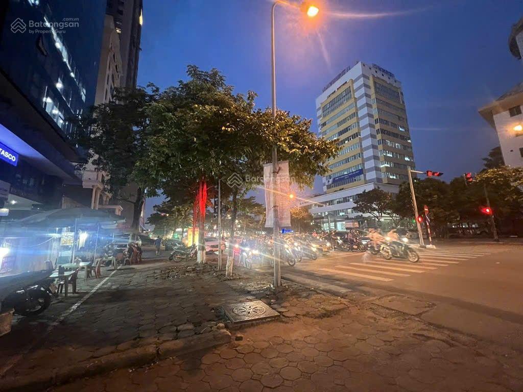 Cho thuê, nhượng 130m2 xmt 6m phố nguyễn phong sắc