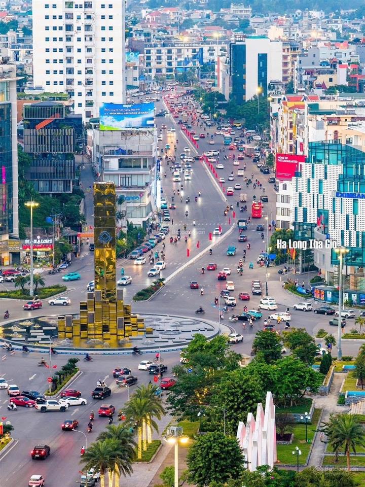 Bán tòa nhà phố trần hưng đạo cột đồng hồ hạ long vị trí đắc địa đang cho thuê 2,3 tỷ/năm