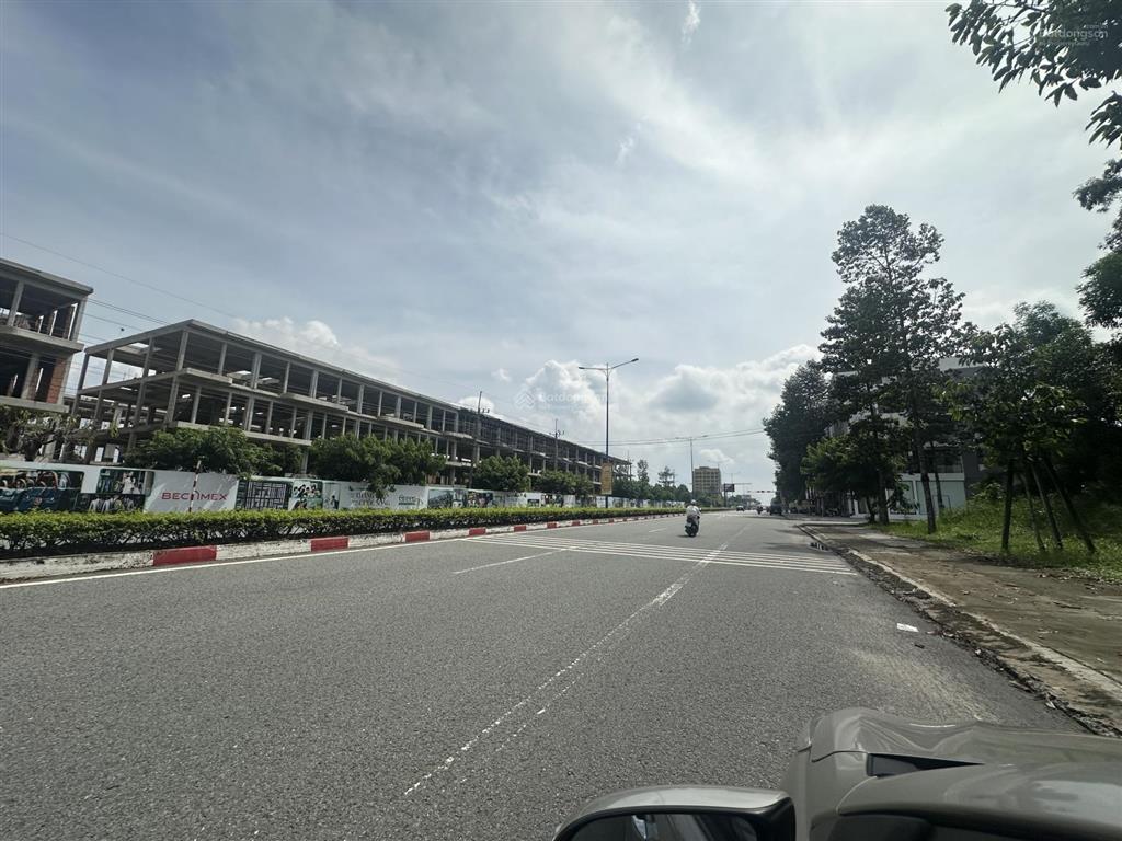 Bán căn nhà mặt tiền đường d27 đối diện dự án green city đang cho thuê 8tr/tháng giá 7,5tỷ