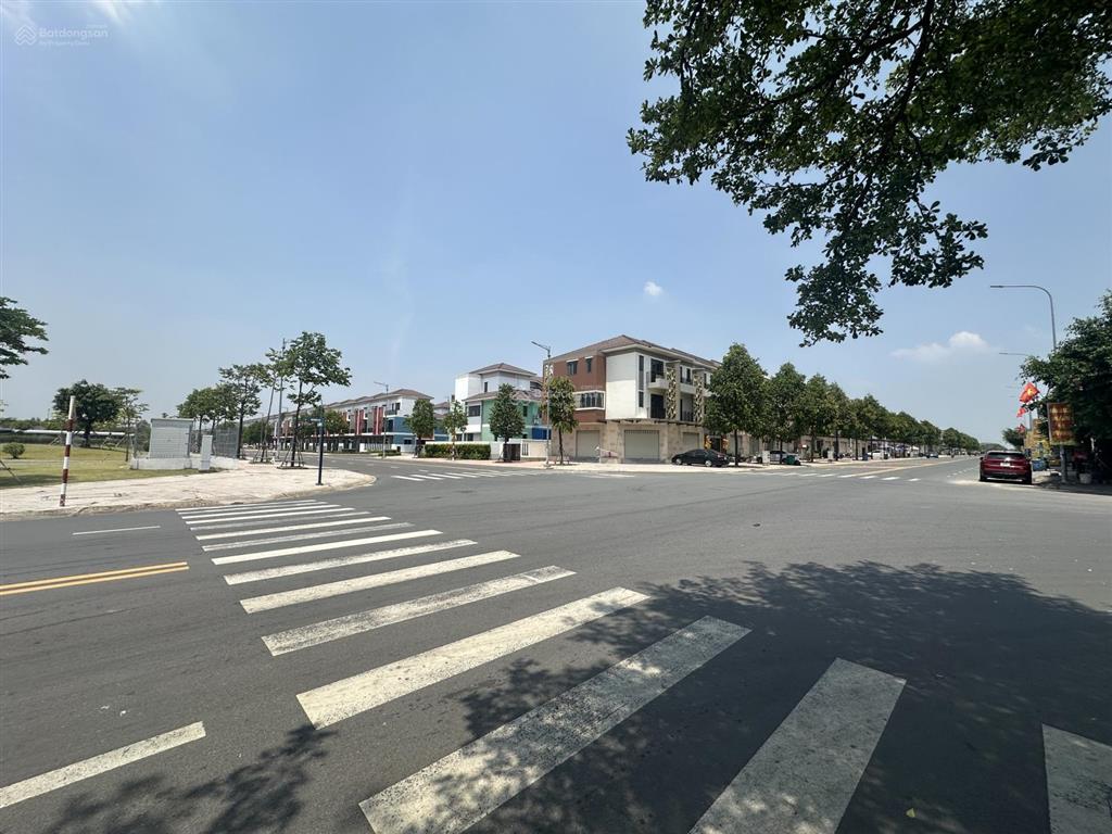 Bán căn góc shophouse 1 trệt 2 lầu suncasa central đường d4 giao với n13 vị trí đẹp nhất khu