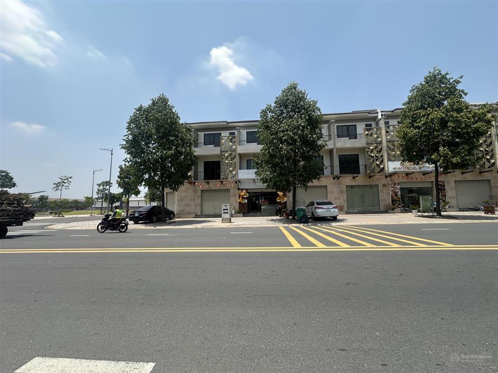 Bán căn góc shophouse 1 trệt 2 lầu suncasa central đường d4 giao với n13 vị trí đẹp nhất khu