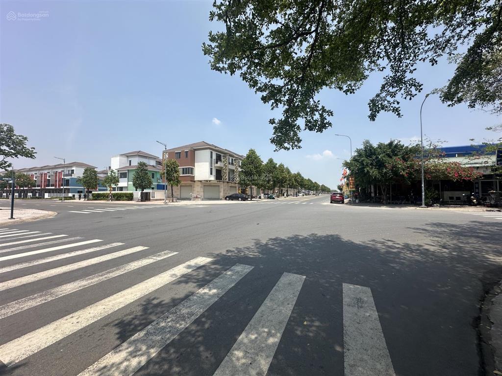 Bán căn góc shophouse 1 trệt 2 lầu suncasa central đường d4 giao với n13 vị trí đẹp nhất khu