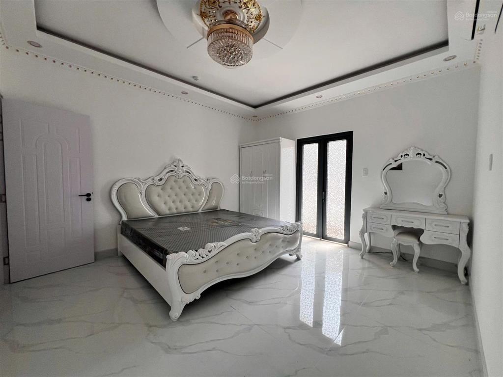 Cho thuê căn góc nhà phố thành phố mới bình dương 4 tầng 9 phòng ngủ có thang máy giá 55tr/tháng