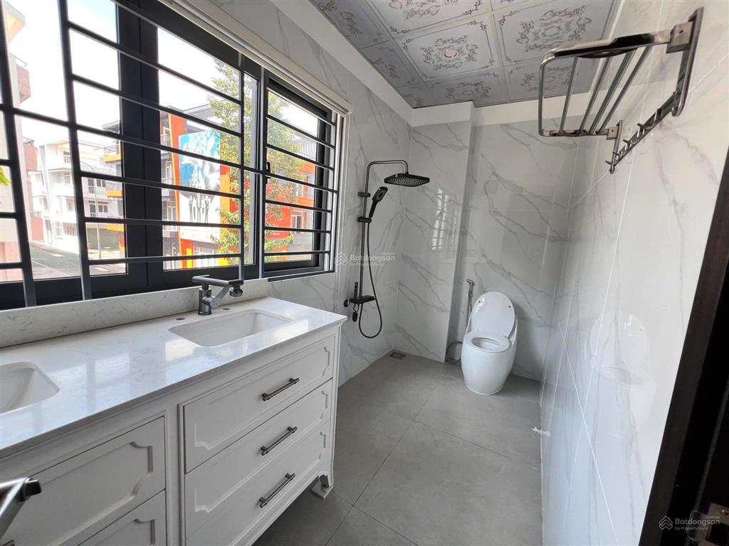 Cho thuê căn góc nhà phố thành phố mới bình dương 4 tầng 9 phòng ngủ có thang máy giá 55tr/tháng