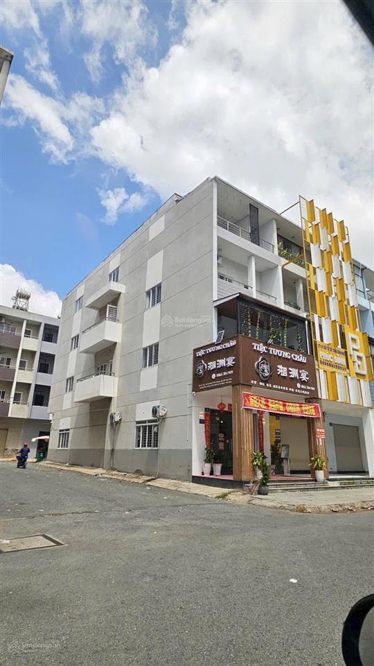 Bán căn góc shophouse 1 trệt 3 lầu hoàn thiện đang cho thuê 25tr/tháng. thuộc khu phố người hoa