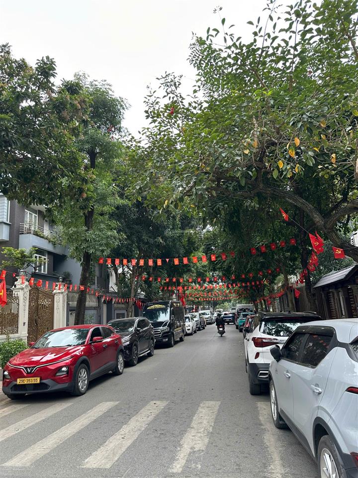 Hiếm, bán căn biệt thự mặt phố khu đô thị dịch vọng 189m2, giá cực tốt