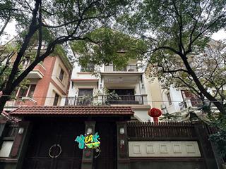 Hiếm, bán căn biệt thự mặt phố khu đô thị dịch vọng 189m2, giá cực tốt