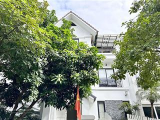 Biệt thự 3 phòng ngủ nội thất hiện đại cho thuê tại vinhomes riverside