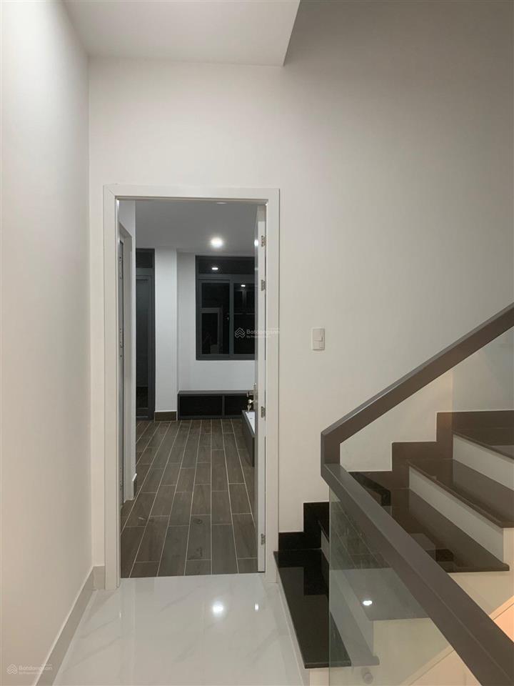 Nhà 5m*20m, mt đường 10m, view công viên, shr, hoàn công, 1 trệt 3 lầu, st giá 7,9 tỷ. 0901 440 ***