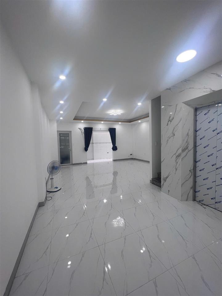 Hàng hót! cho thuê văn phòng tầng trệt 6*20m hoàn thiện trống suốt tại khu đô thị vạn phúc city.