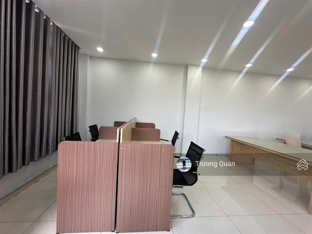 Cho thuê văn phòng căn góc 2 mặt tiền vị trí đẹp full nội thất vào làm việc ngay tại kđt vạn phúc.