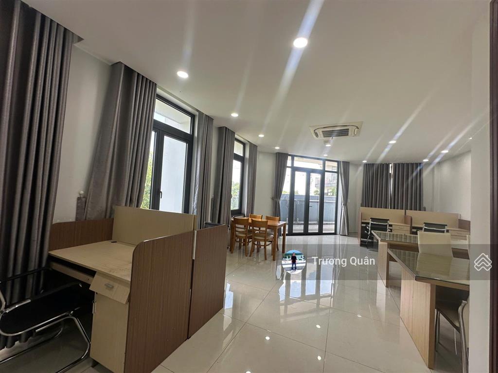 Cho thuê văn phòng căn góc 2 mặt tiền vị trí đẹp full nội thất vào làm việc ngay tại kđt vạn phúc.