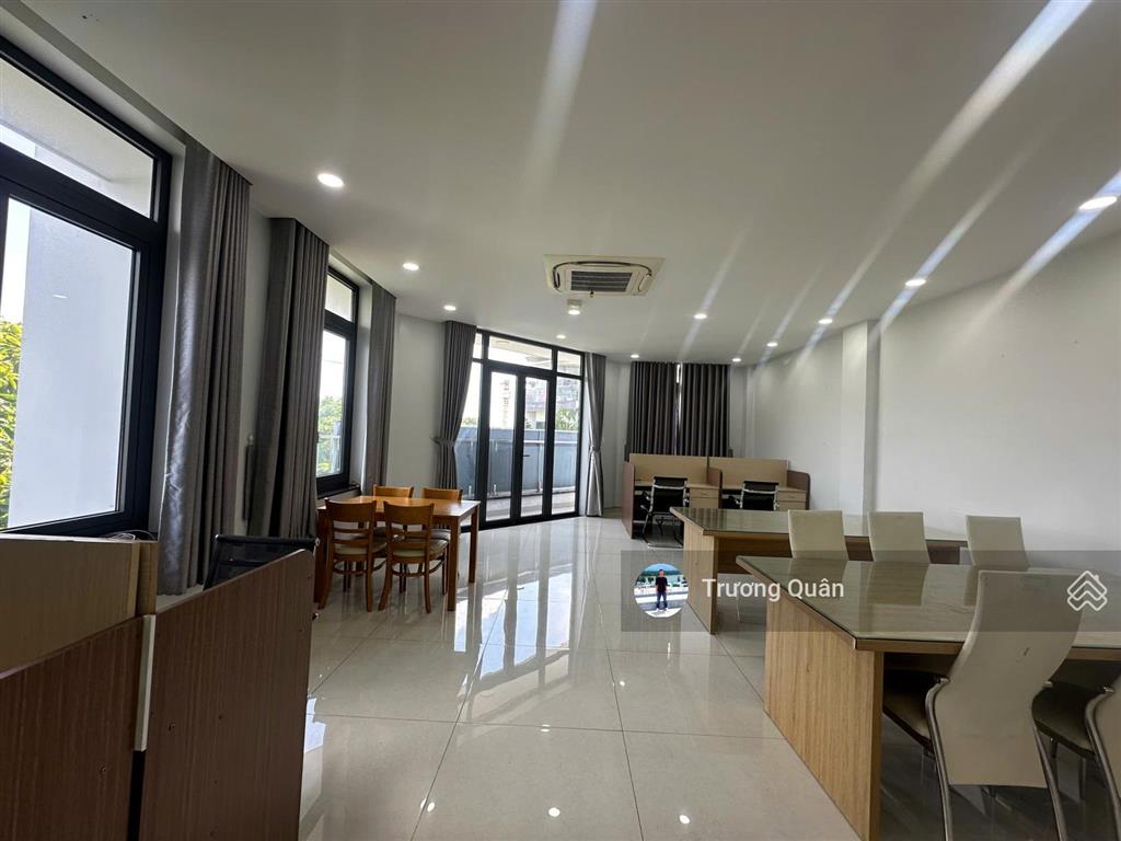 Cho thuê văn phòng căn góc 2 mặt tiền vị trí đẹp full nội thất vào làm việc ngay tại kđt vạn phúc.
