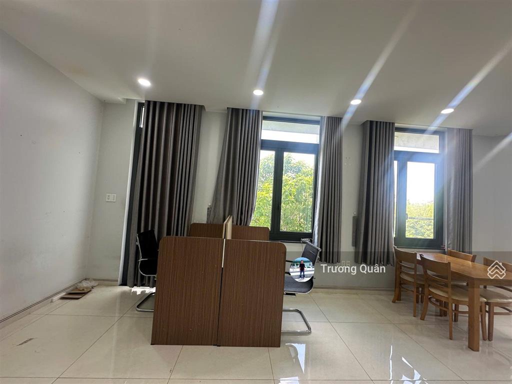 Cho thuê văn phòng căn góc 2 mặt tiền vị trí đẹp full nội thất vào làm việc ngay tại kđt vạn phúc.