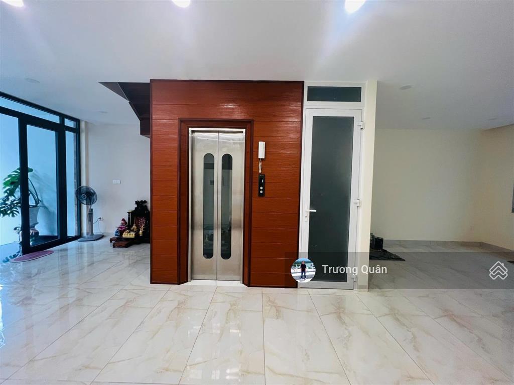 Cho thuê văn phòng tầng trệt 6*17n trống suốt đầy đủ máy lạnh,có thang máy,hầm để xe kđt vạn phúc.