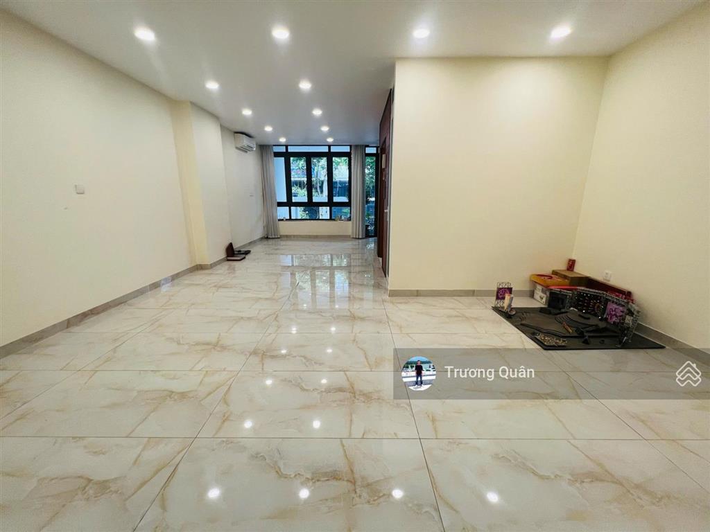Cho thuê văn phòng tầng trệt 6*17n trống suốt đầy đủ máy lạnh,có thang máy,hầm để xe kđt vạn phúc.
