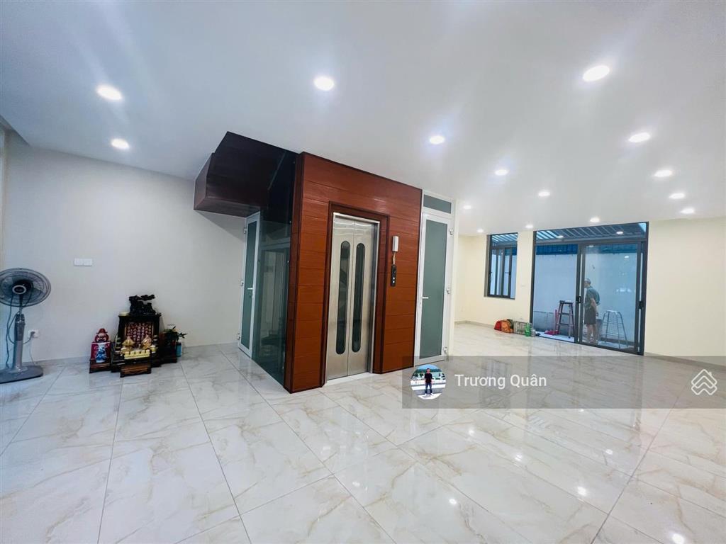 Cho thuê văn phòng tầng trệt 6*17n trống suốt đầy đủ máy lạnh,có thang máy,hầm để xe kđt vạn phúc.