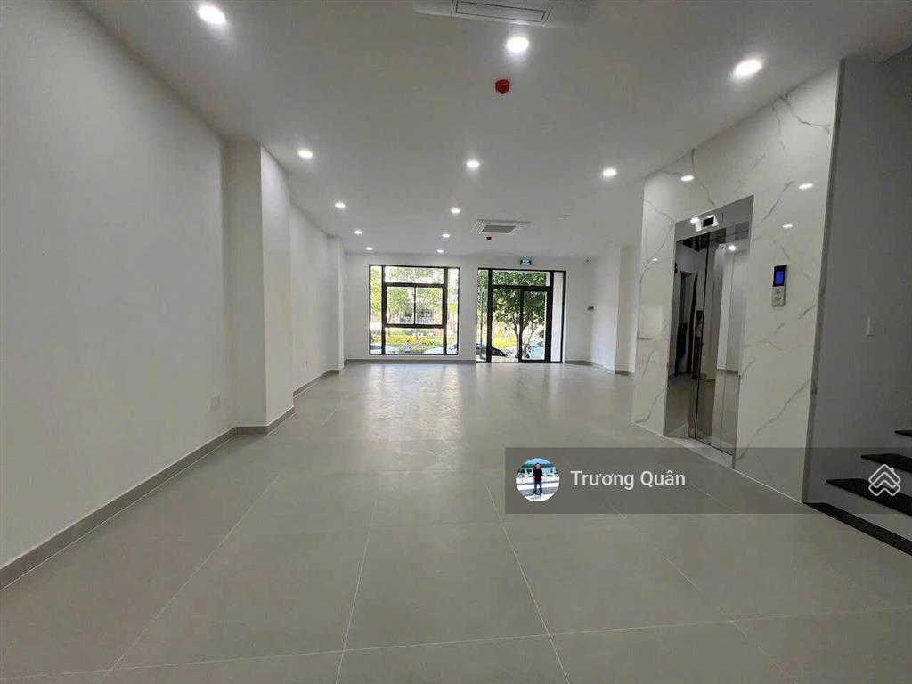 Cho thuê nguyên sàn 7*20m trống suốt làm văn phòng đầy đủ máy lạnh, có thang máy tại kđt vạn phúc.