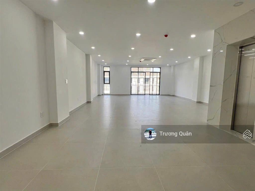Cho thuê nguyên sàn 7*20m trống suốt làm văn phòng đầy đủ máy lạnh, có thang máy tại kđt vạn phúc.